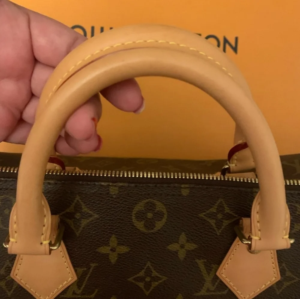 EUC Authentic Louis Vuitton Speedy Bandolier 30 in Monogram. - Picture 6 of 8